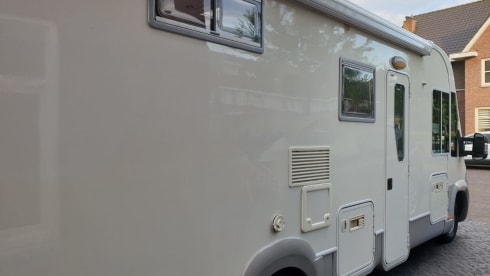 Aventura! – Spacious modern camper for family or (sports) events XL