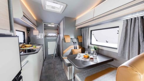 Knaus Traveler A705 XL Garage for 6 persons