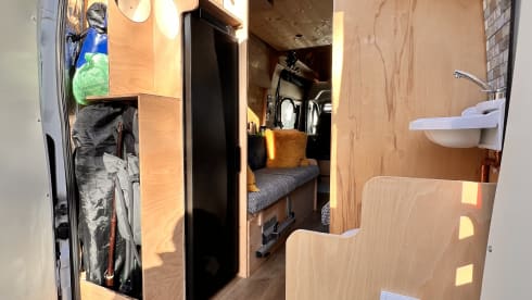 Trekker – Peugeot Boxer Electric Bed/Lithium powered/off-grid  2Berth