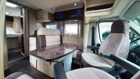 CI X-TIL – Very luxurious 4 person camper with queen bed and pull-down bed, lots of storage space