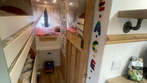 Viva La Vario – 4 berth Mercedes-Benz semi-integrated from 2004