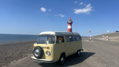 Sandy Beach Bus – 3p Volkswagen campervan from 1973