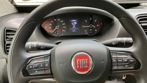 Fiat Ducato 2022 robuste avec benne longitudinale, autonome en énergie.