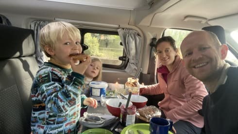 D'eropuit – New campervan Ford Nugget Plus with high roof - 4 people