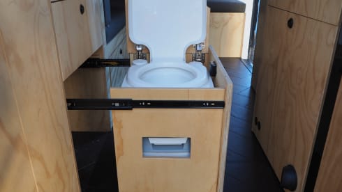 De Craftallic – 3-person camper van with lift bed