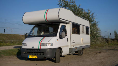 Tricolore – Luxe camper met airco voor gezin met (grote) kinderen