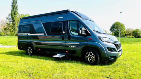 Twin Explorer SLB Luxe Fiat 140 AT9V 3,5T Automaat – 2p Adria Mobil bus uit 2024