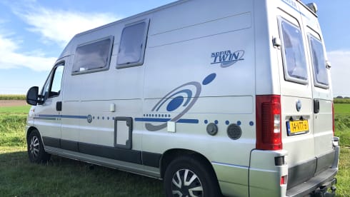 Compact and cozy camper 