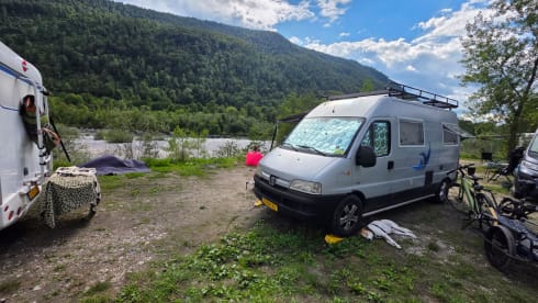 Johnnie – 2p Peugeot bus uit 2002