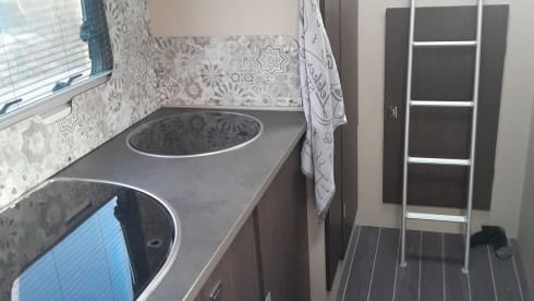 Happy Tour – 6-person Ahorn family camper Alcove 2018 with fixed beds 