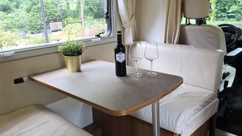 New spacious alcove camper with 7 sleeping places and air conditioning in the house.