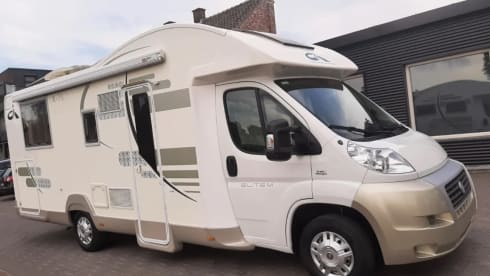 Rollerteam Orion – Hele luxe 4 persoons camper met queensbed en hefbed, veel bergruimte