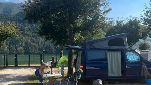 Billy – Cute 4p VW T5 Campervan with pop-up roof and complete equipment