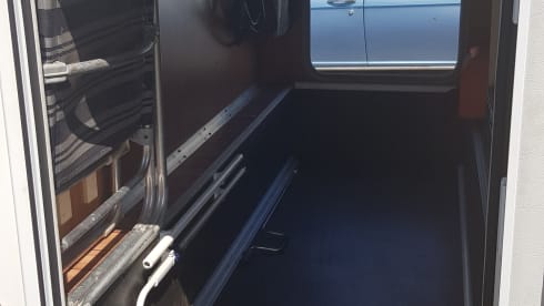 Zeer LUXE 6 pers. Camper met Airco en XL Garage BJ 2013