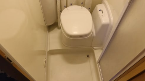 Hymer vast bed – Luxury entrance Hymer B574
