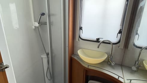 De Dolle Dwaler  – Ideal for families – spacious 6-person camper with all the trimmings