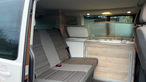 4p Volkswagen California  Coast campervan uit 2022 