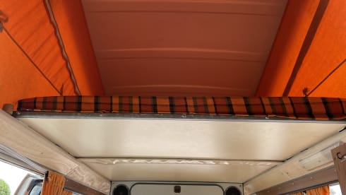 HIPPIECAMP – Retro Volkswagen camper with 4 sleeping places