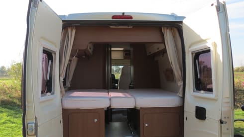 Rolmaatje – Beautiful Roller Team Livingstone bus camper (2.5p) for rent
