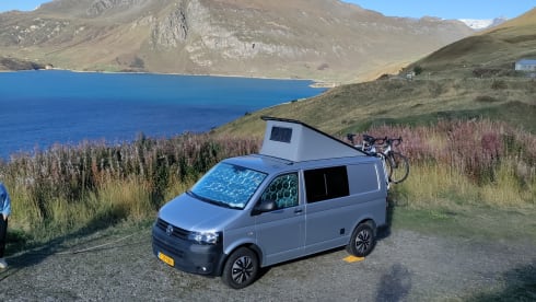 2p Volkswagen campervan uit 2015