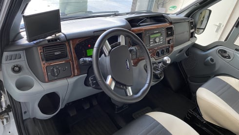 Fantastic 4-person luxury Ford Benimar