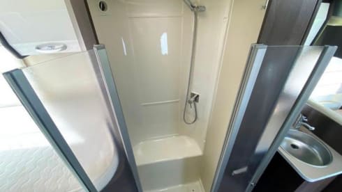 5p luxury camper with separate bed & pull-down bed