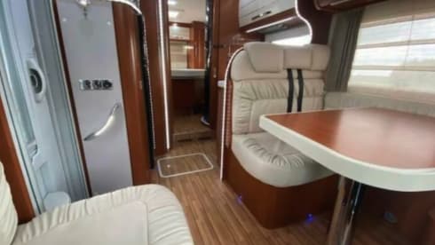 Beautiful camper with the most ideal layout, park your car inside for free