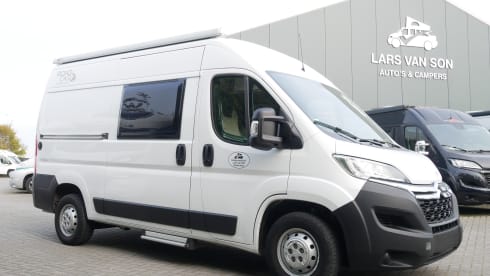 Carado 5.40 meter Buscamper, 2 sleeping - 4 seats.