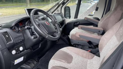 ⭐️⭐️⭐️ 2 person semi-integrated camper queen bed ⭐️⭐️⭐️ 