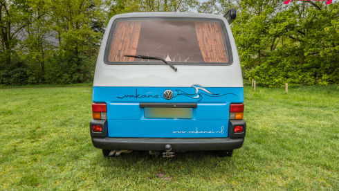 Waves – 2p Volkswagen campervan from 2000