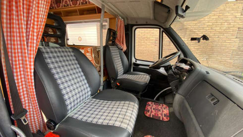 Bloemen camper – 3p Dethleffs alcove uit 1995