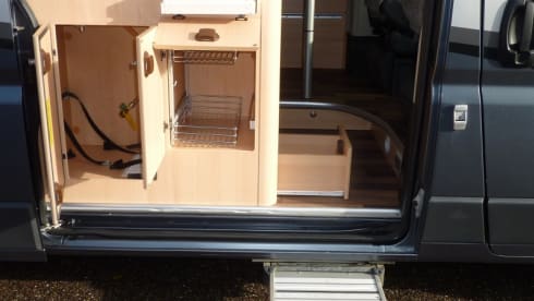 Compact bus camper for 2 adults and max. 2 small children
