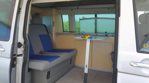 Spaceship – Nice 4p Volkswagen T5 California bus from 2007