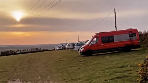 Big Red – 3-persoons Mercedes-Benz (Off Grid Solar) Birmingham-Oxford