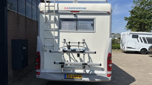 Vrijheid – Adria Mobil alcove - zeer ruim 