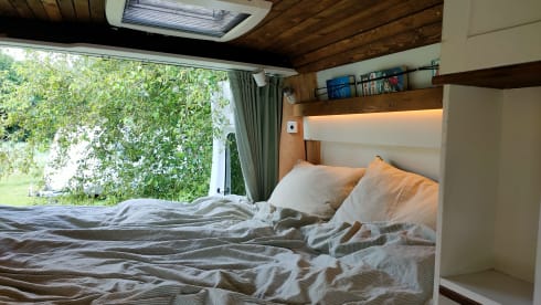 VanScheef – Mega cozy 3p Off-grid self-build camper
