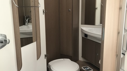 Modern luxury semi-intergraal Camper 4 persons