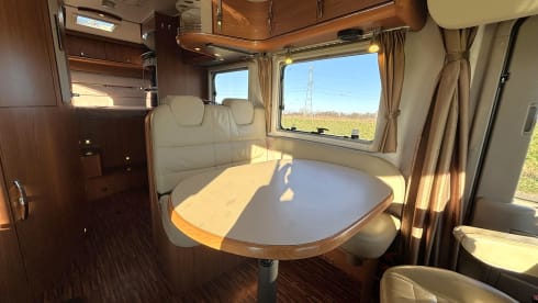 Fijne luxe Hymer integraal camper voor 4 personen