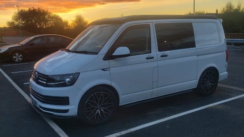 Carrie – 4-Berth Volkswagen Campervan from 2016