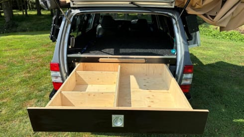 The Brick  – Volvo station Polar 245 roof tent incl complete camping equipment