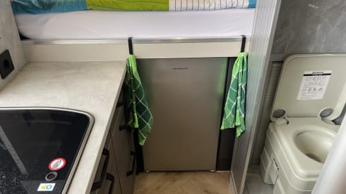 Houseonwheels 2 – Renault master buscamper jan 26 100 KM douche/ toilet ruimte standkachel.