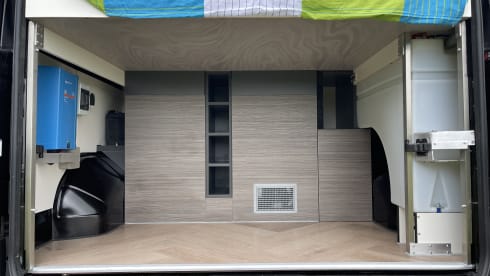 Houseonwheels 2 – Renault master buscamper jan 26 100 KM douche/ toilet ruimte standkachel.