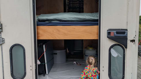  Ein DHL-Postwagen wurde in ein autarkes 4-Personen-Wohnmobil umgewandelt