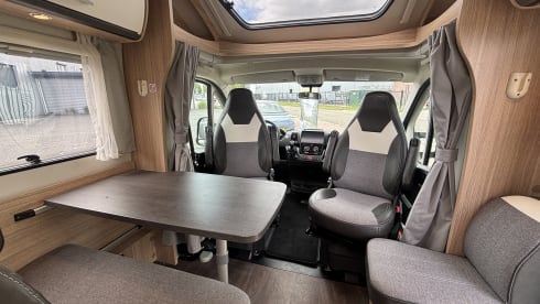 T67s2 – SunLight T67s 4-person (with roof air conditioning!)