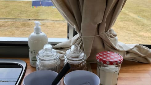 Roses – Vintage Devon 4 berth Volkswagen Camper 1981 - Relaxing Camping Classic 