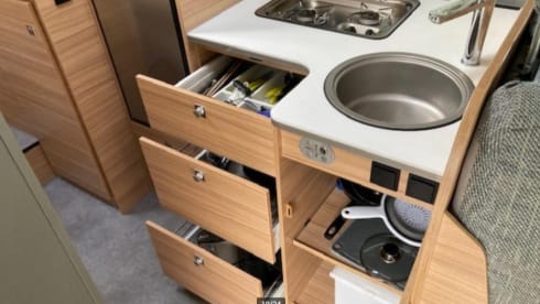 P-599-LP – Luxurious and comfortable Dethleffs 6812 Just 90 with single beds