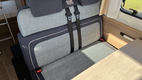 Luxurious & Compact 6-person camper with bunk beds
