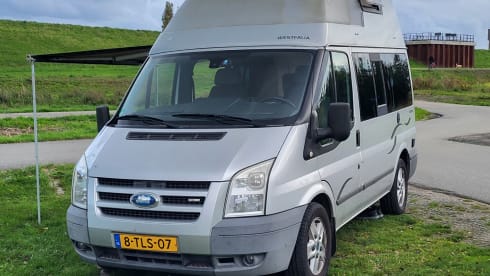 Nuggie – 4-5 seater 2008 Ford Nugget with high roof 