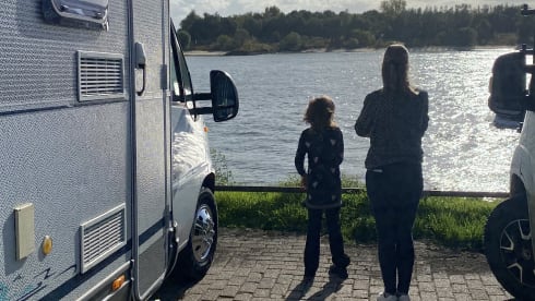 Lovely and practical Dethleffs camper for 2 to 5 people. 