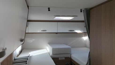 Vannie – From 2022!! - Brand new 2-person camper - Carado V337  